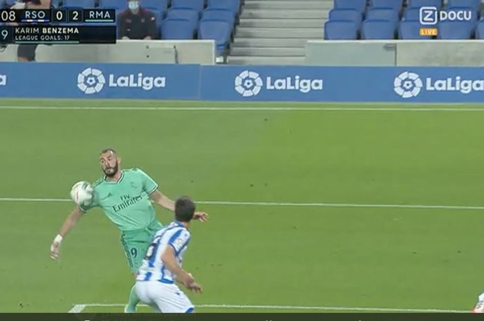 Penyerang Karim Benzema mencetak gol yang diperdebatkan keabsahannya dalam partai LaLiga Spanyol antara Real Sociedad vs Real Madrid, 21 Juni 2020.