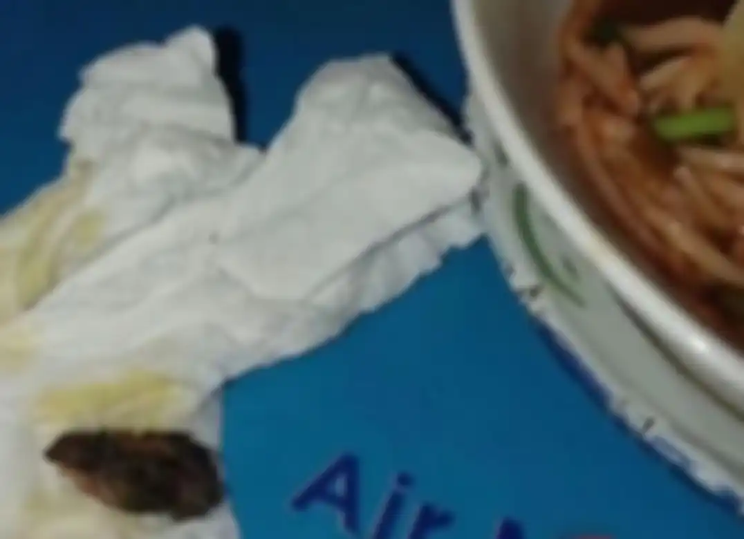 Foto kondisi warung makan yang dituding menjual mie ayam isi buntut tikus yang diunggah di media sosial.