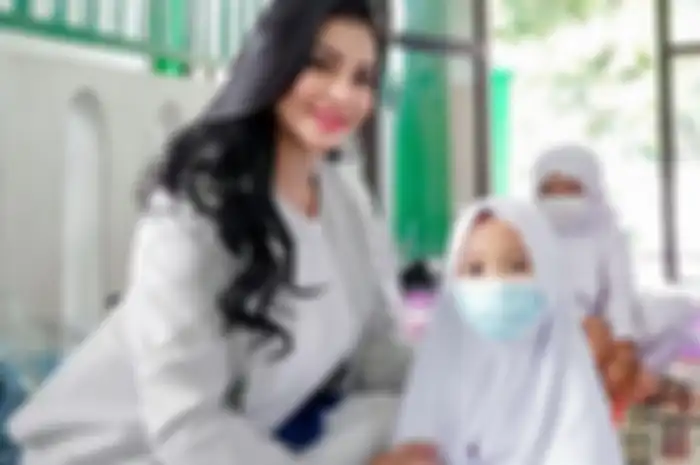 Tisya Erni pernah digosipkan dekat dengan komedian Sule. Dia pernah membongkar isi DM Sule kepada dirinya.