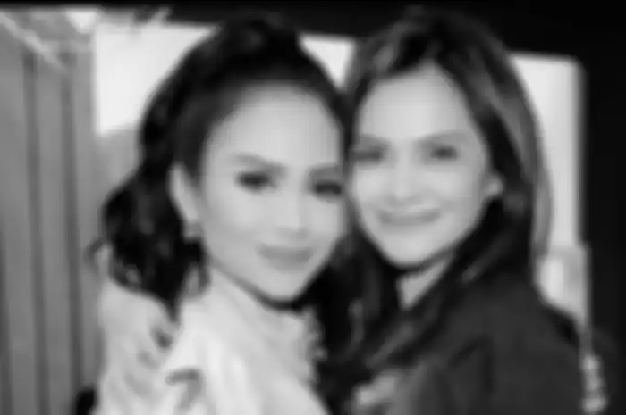Setelah sebelas tahun berlalu dari kasus video Ariel Noah, Cut Tari membagikan foto mesra dengan Krisdayanti. Netizen sibuk bahas wajahnya.