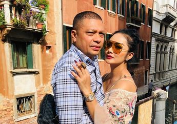 Genggam Erat Tangan Raul Lemos Saat Operasi Katarak, Krisdayanti Kenakan Cincin Raksasa Bertabur Kristal Swarovski yang Curi Perhatian