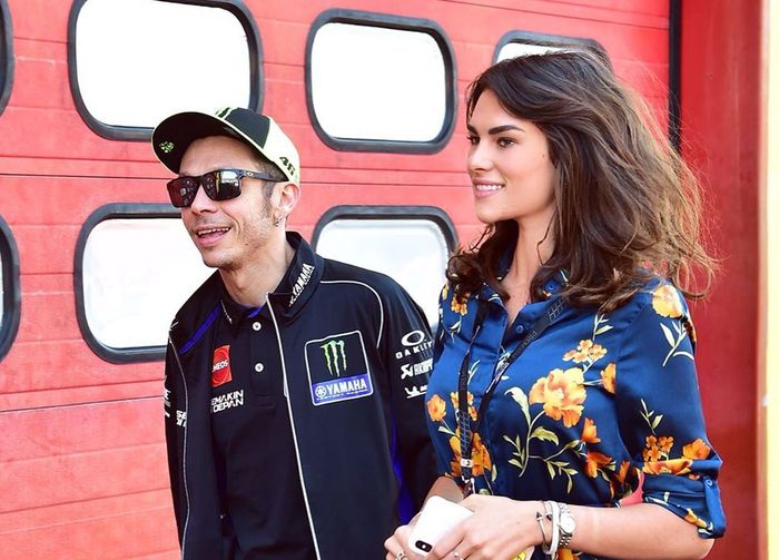 Valentino Rossi (kiri) dan Francesca Sofia Novello (kanan) 