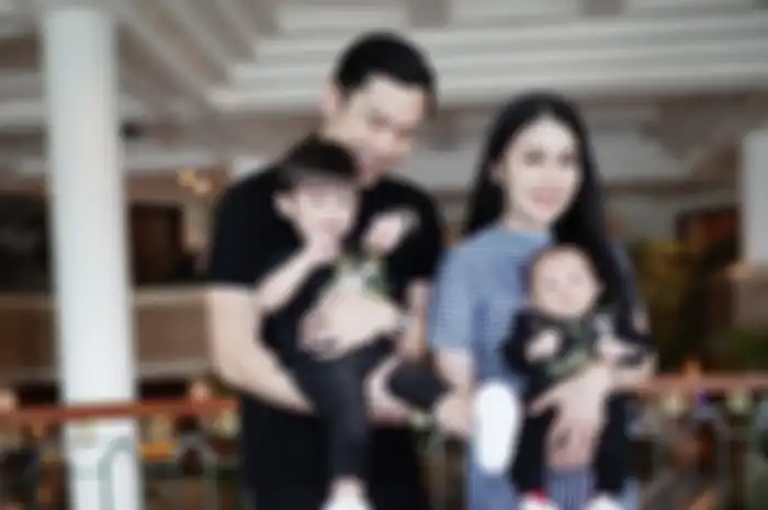 Harvey Moeis - Sandra Dewi dan kedua putra mereka