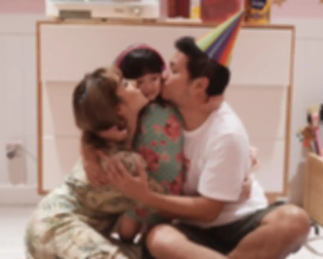Foto Gisel yang memeluk erat Gempi dan Gading Marten bikin salfok netizen.