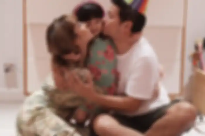 Foto Gisel yang memeluk erat Gempi dan Gading Marten bikin salfok netizen.