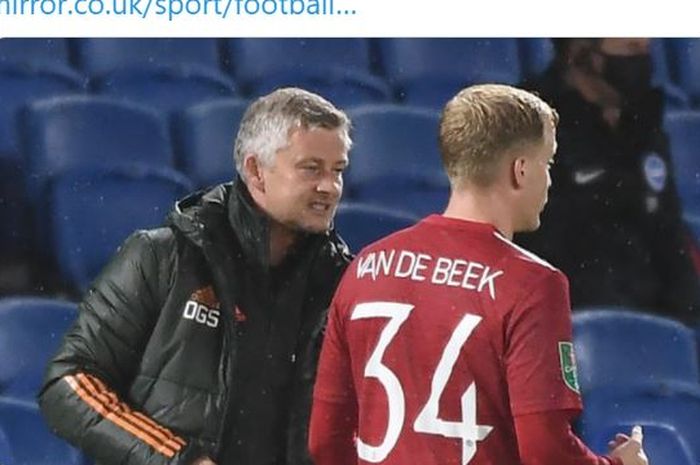 Pelatih Manchester United, Ole Gunnar Solskjaer, berbicara kepada Donny van de Beek.