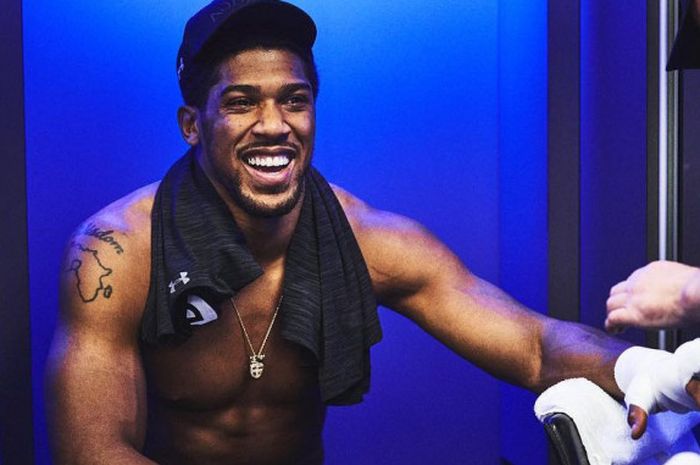 Anthony Joshua saat melakukan persiapan akhir sebelum melakoni duel tinju kontra Alexander Povetkin 