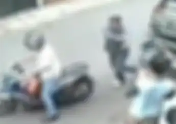 Video Maling Motor Nekat Beraksi di Siang Bolong, Ditodong Pistol Korban Membisu
