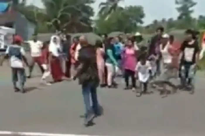 Endang pengusaha pasir asal Tasikmalaya nampak menyebar uang di jalan raya.