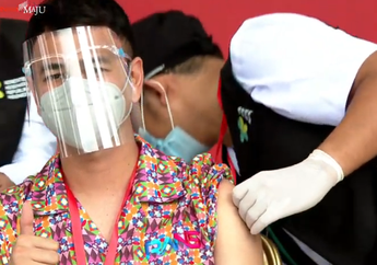 Raffi Ahmad Masuk Jajaran Artis Pertama yang Disuntik Vaksin Covid-19 Sinovac di Istana Bareng Jokowi, Nagita Slavina Deg-degan Pantau Kondisi Suami Lewat TV: Duh, Bismillah..