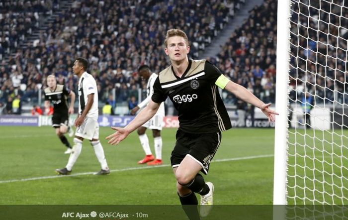 Bek sekaligus kapten Ajax Amsterdam, Matthijs de Ligt, merayakan gol yang dicetak ke gawang Juventus dalam laga leg kedua perempat final Liga Champions di Stadion Allianz, Turin, Selasa (16/4/2019).