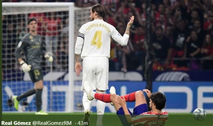 Ekspresi kapten Real Madrid, Sergio Ramos, terhadap penyerang Atletico Madrid, Joao Felix, dalam laga Liga Spanyol di Wanda Metropolitano, Sabtu (28/9/2019).