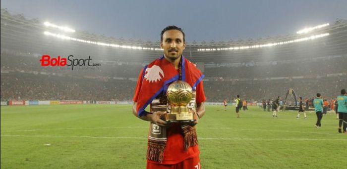 Gelandang asing Persija Jakarta, Rohit Chand memamerkan gelar best player Liga 1 2018.