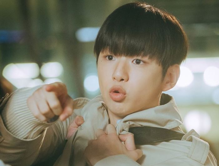 Wi Seung Hyun tampak terkejut melihat Go Eun Kang dalam sebuah insiden.