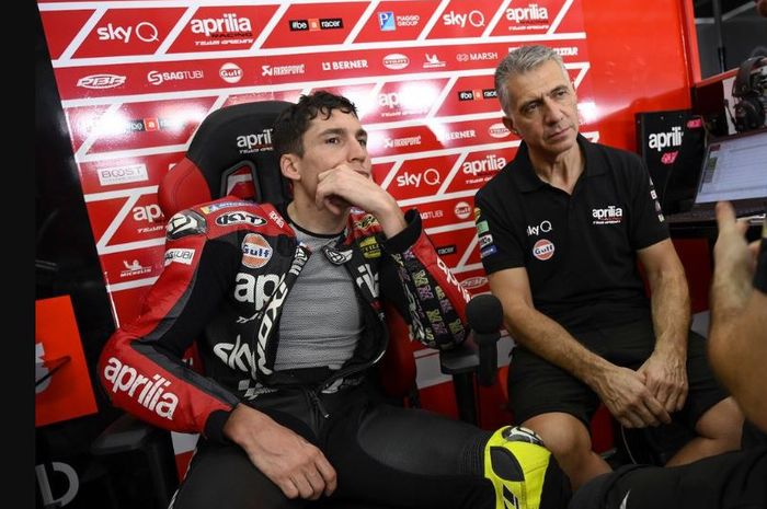 Pembalap MotoGP dari tim Aprilia, Aleix Espargaro (kiri).  