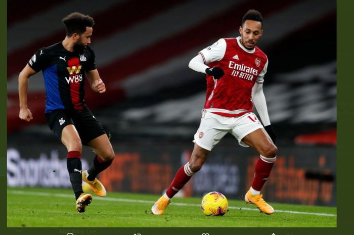 Pierre-Emerick Aubameyang (kanan) dibayang Andros Townsend dalam partai Liga Inggris Arsenal vs Crystal Palace di Emirates Stadium, London, 14 Januari 2021.