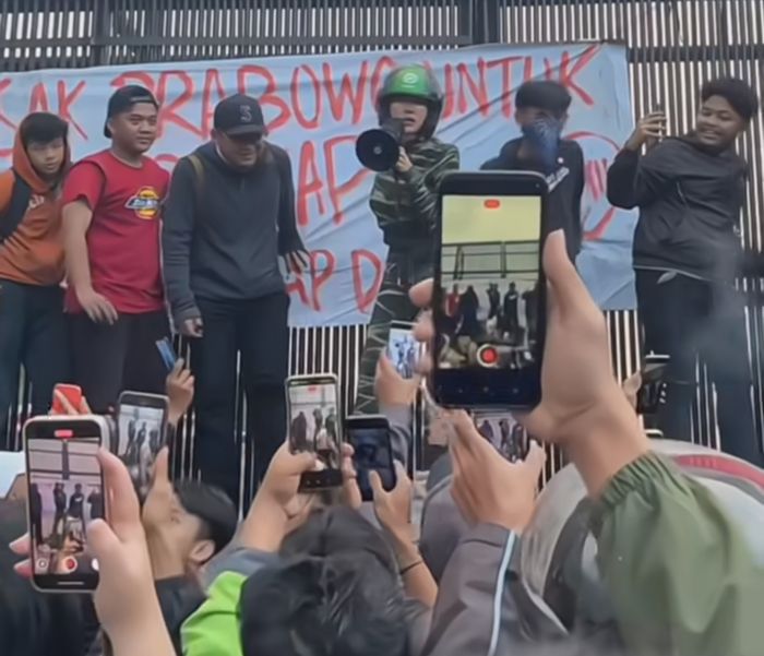 Selebgram Lucinta Luna ikut demo di depan gedung DPR sambil pakai helm ojol, sampaikan orasi ini didepan para demonstran.