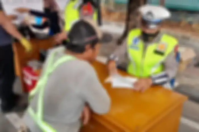 Tilang uji emisi di Jalan Pemuda Jakarta Timur. Bagaimana  uang yang terlanjur dibayar