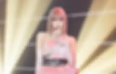 Fashion Hack! Lisa Pakai Ini untuk Dijadikan Rok di MV LALISA!
