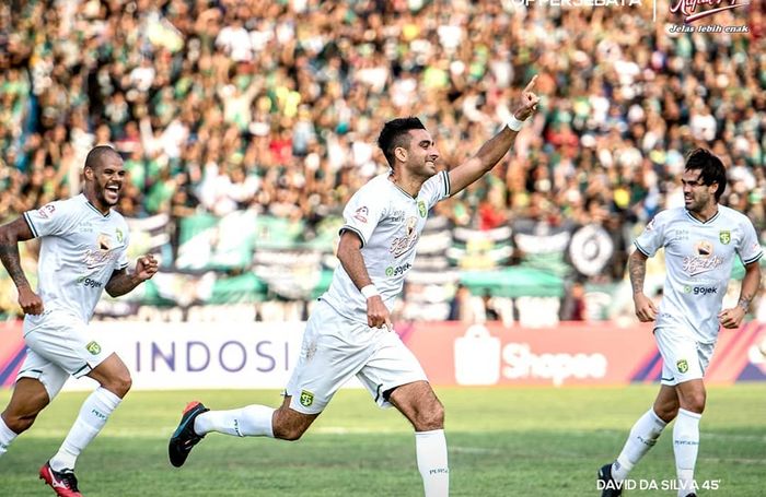 Bek Persebaya Surabaya, Otavio Dutra, merayakan gol yang dicetaknya ke gawang PSIS Semarang pada pekan ke-19 Liga 1 2019.