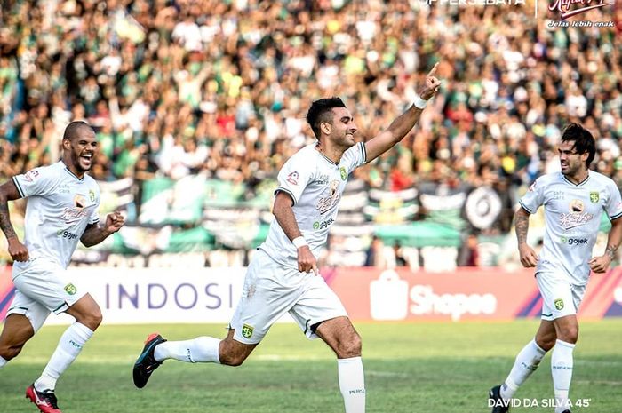 Bek Persebaya Surabaya, Otavio Dutra, merayakan gol yang dicetaknya ke gawang PSIS Semarang pada pekan ke-19 Liga 1 2019.