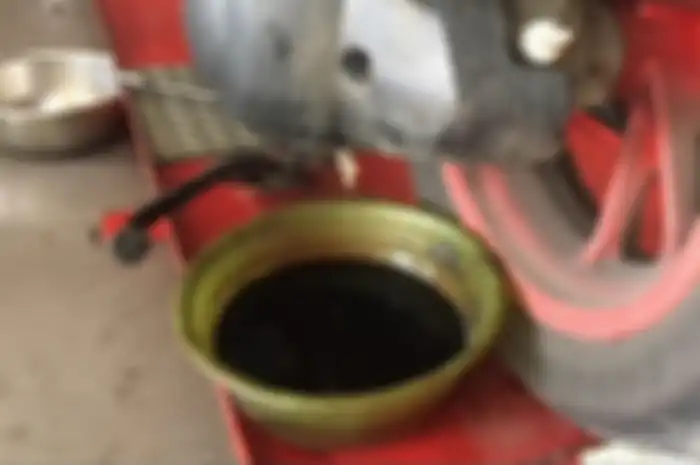 Ilustrasi. Oli palsu lebih cepat habis pemakaiannya dibanding oli motor asli, beneran?