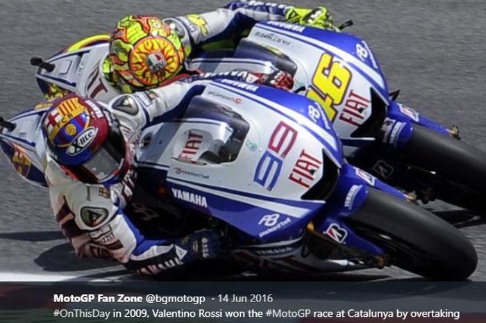 Dua pembalap FIAT Yamaha, Jorge Lorenzo (#99) dan Valentino Rossi (#46) bersaing sengit dalam balapan MotoGP Catalunya di Sirkuit Catalunya, Spanyol, 14 Juni 2009.