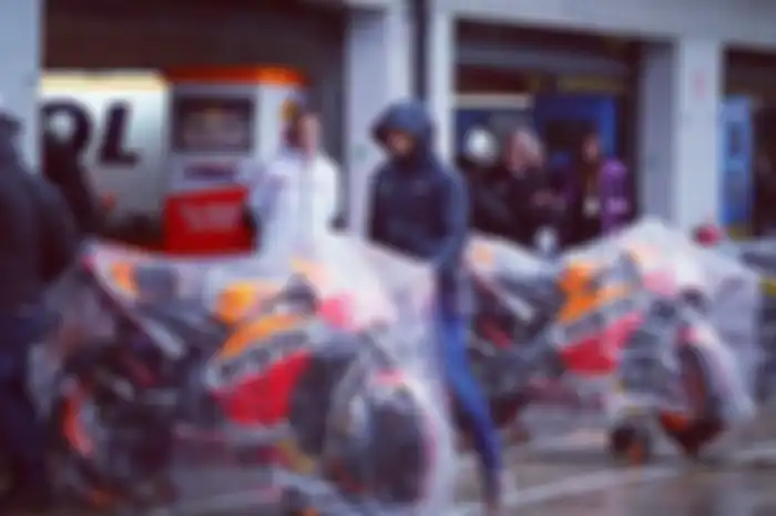 Garasi Repsol Honda di MotoGP Inggris 2018 yang diguyur hujan.