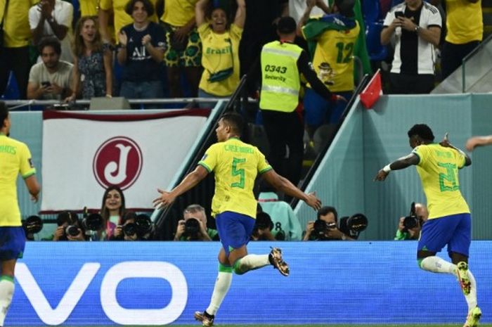 Para pemain Brasil merayakan gol Casemiro ke gawang Swiss pada penyisihan grup Piala Dunia 2022.