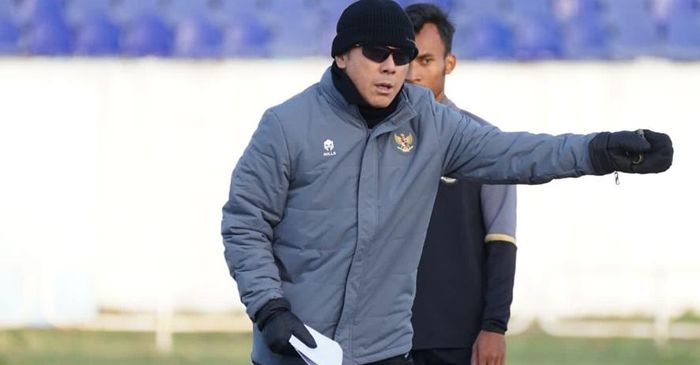 Pelatih timnas U-20 Indonesia, Shin Tae-yong, saat memimpin latihan di Tashkent, Uzbekistan, jelang Piala  Asia U-20 2023.