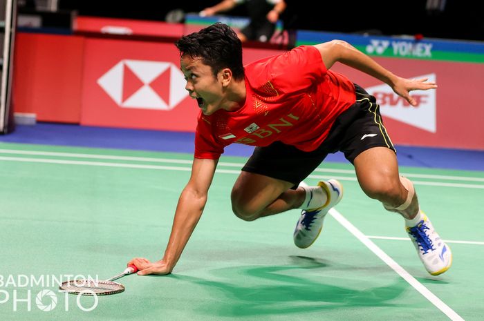 Pebulu tangkis tunggal putra Indonesia, Anthony Ginting, saat bertanding melawan wakil Thailand, Kantaphon Wangcharoen, pada lanjutan penyisihan Grup A Thomas Cup 2020 di Ceres Arena, Aarhus, Denmark, Senin (11/10/2021). GInting baru saja menundukkan Lee Zii Jia dari Malaysia untuk membawa Indonesia ke semifinal.