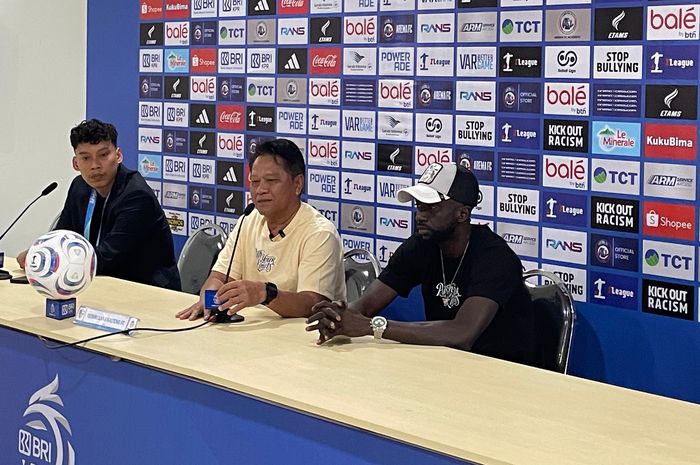 Pemain Isengmulang FC, Makan Konate (kanan) antusias menatap laga melawan mantan timnya yakni Arema FC.