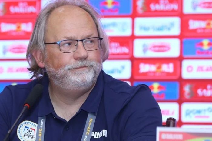 Pelatih Timnas Filipina, Tom Saintfiet, menghadiri sesi konferensi pers jelang laga melawan Timnas Vietnam di Kualifikasi Piala Dunia 2026.