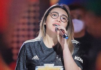 Pegang Mikrofon dan Pakai Jersey Hitam Klub Idolanya, Foto Via Vallen Terpampang Nyata di Akun Resmi Manchester United, Sang Pedangdut Beri Komentar Begini