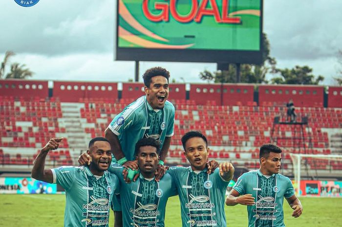 Selebrasi pemain Malut United usai Obet Oropa mencetak gol ke gawang Dewa United pada pekan ke-17 Liga 1 2024/2025.