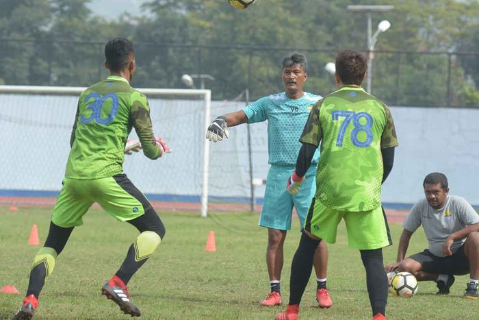 Pelatih kiper Persib Bandung, Gatot Prasetyo, saat melatih I Made Wirawan, Muhammad Natshir, dan Muhammad Aqil Savik.