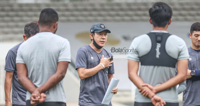 Pelatih timnas Indonesia, Shin Tae-yong (tengah), sedang memberikan arahan kepada para pemainnya di Stadion Madya, Senayan, Jakarta, 10 November 2021.