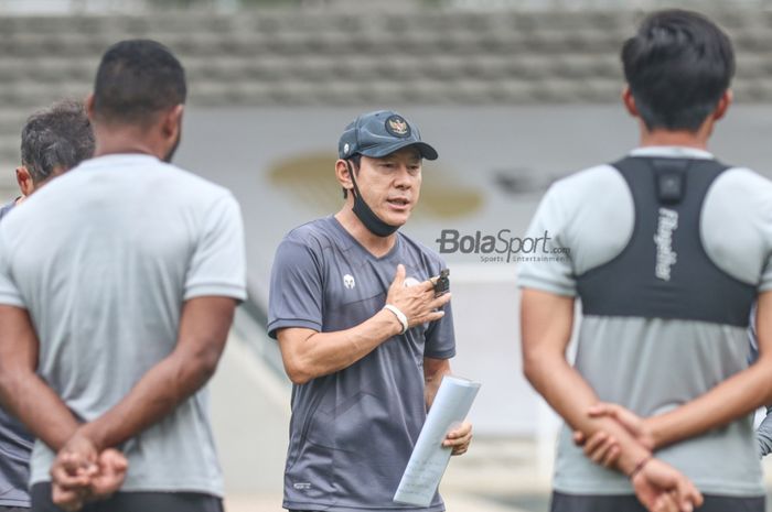 Pelatih timnas Indonesia, Shin Tae-yong (tengah), sedang memberikan arahan kepada para pemainnya di Stadion Madya, Senayan, Jakarta, 10 November 2021.