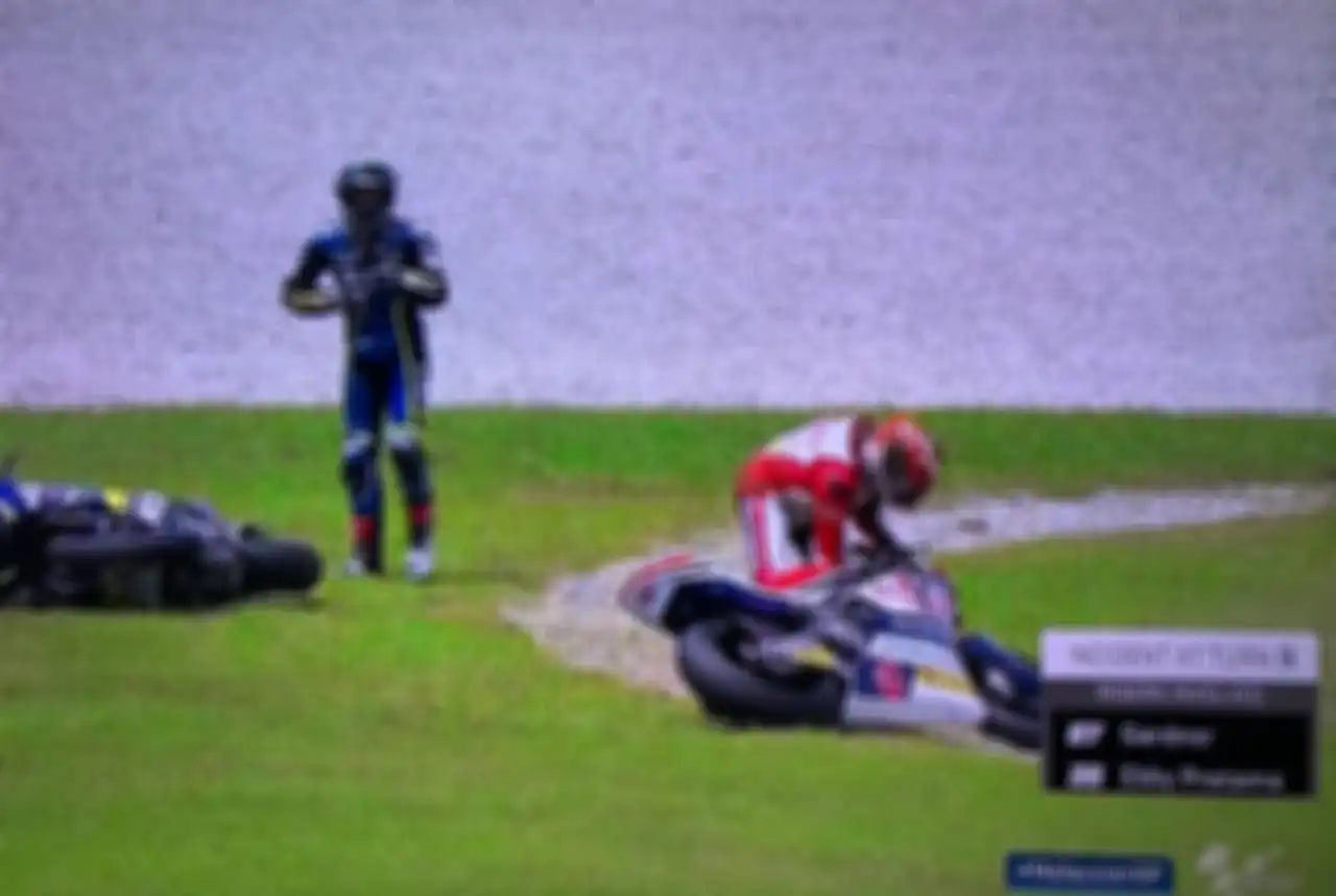Dimas Ekky tersungkur usai ditabrak Remy Gardner di Moto2 Malaysia