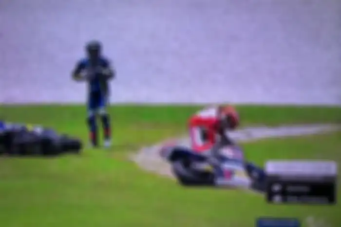 Dimas Ekky tersungkur usai ditabrak Remy Gardner di Moto2 Malaysia