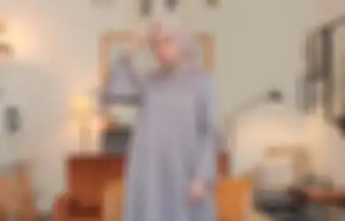 5 Dress Hijab Abu-abu Modis Buat Gaya Lebaran 2022 yang Menawan!