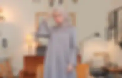 5 Dress Hijab Abu-abu Modis Buat Gaya Lebaran 2022 yang Menawan!