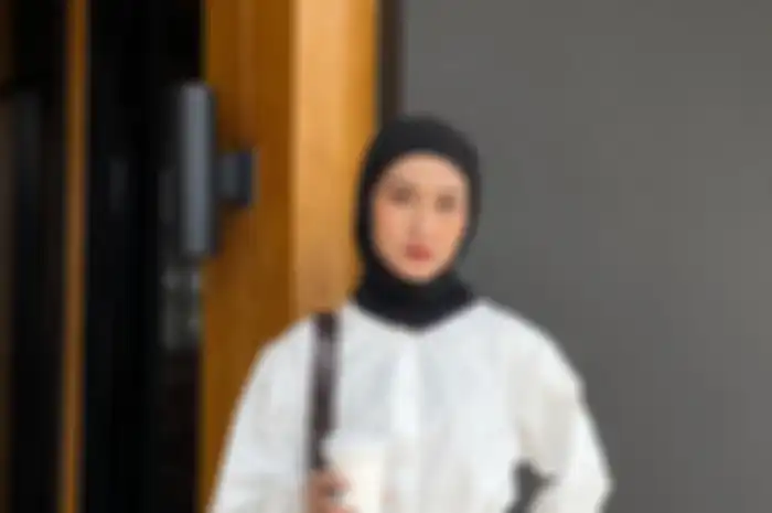 Ide OOTD hijab pakai outfit putih ala selebgram