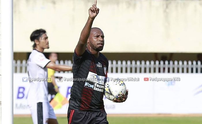 Selebrasi pemain Persipura Jayapura, Boaz Solossa, usai mencetak gol ke gawang Madura United pada pekan kesembilan Liga 1 2019 di Stadion Mandala, Jayapura, Selasa (16/7/2019).