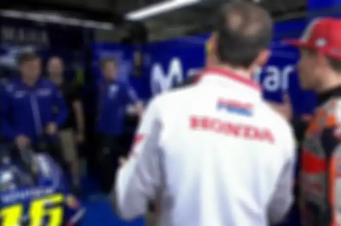 Marc Marquez saat berada di paddock Yamaha.