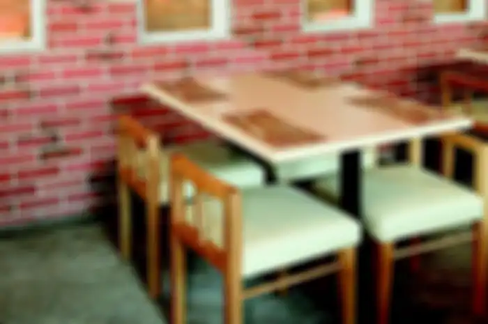 Kesan eksterior dapat dirasakan di dalam ruang karena pilihan penutup lantai.