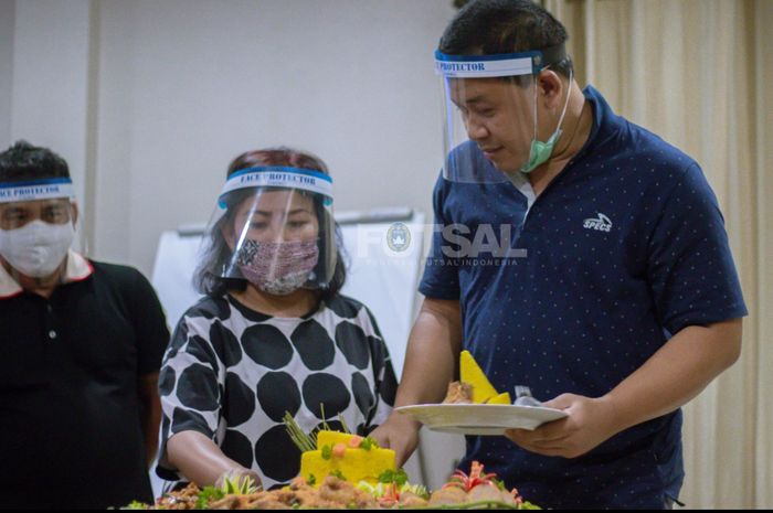 Sekjen FFI, Edi Prasetyo saat prosesi potong tumpeng, Rabu (14/10/2020).