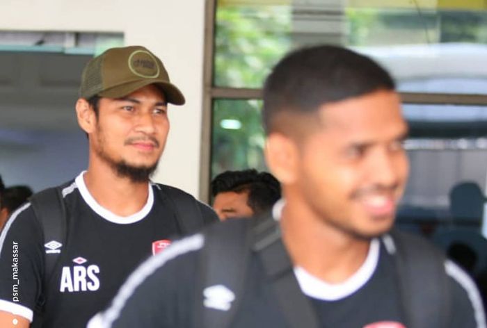 Abdul Rahman dan Hasyim Kipuw saat rombongan PSM Makassar tiba di Bandara Halim Perdanakusuma, Jakarta Timur, Kamis (25/4/2019).