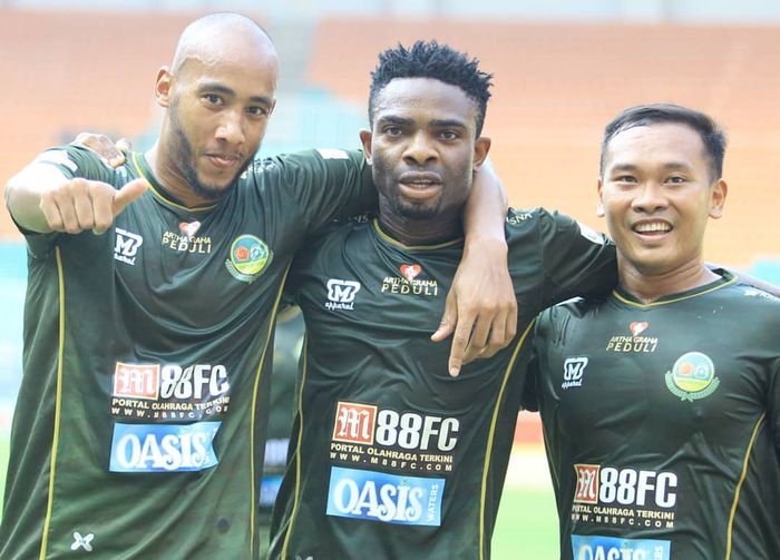 Tiga pemain Tira Perssikabo, Loris Arnaud (kiri), Osas Saha (tengah), dan Wawan Febrianto (kanan), merayakan gol ke gawang Persija Jakarta, di Stadion Pakansari, Kabupaten Bogor, Selasa (16/7/2019).