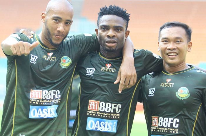 Tiga pemain Tira Perssikabo, Loris Arnaud (kiri), Osas Saha (tengah), dan Wawan Febrianto (kanan), merayakan gol ke gawang Persija Jakarta, di Stadion Pakansari, Kabupaten Bogor, Selasa (16/7/2019).